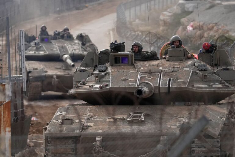 Israelischer Panzer an Grenzlinie zwischen Golanhöhen und Syrien.