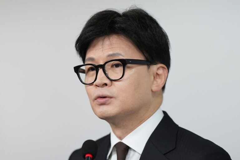 Regierungsparteichef Han Dong Hoon hat sich erstmals offen für ein Amtsenthebungsverfahren gegen Präsident Yoon Suk Yeol ausgesprochen.