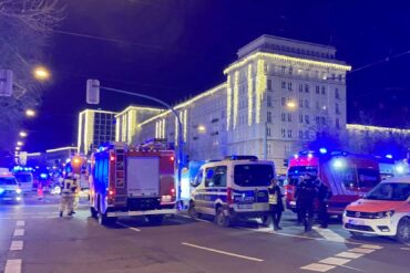 Einsatzkräfte von Rettungsdiensten, Polizei und Feuerwehr sind im Einsatz auf dem Weihnachtsmarkt in Magdeburg.