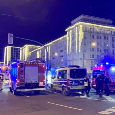 Einsatzkräfte von Rettungsdiensten, Polizei und Feuerwehr sind im Einsatz auf dem Weihnachtsmarkt in Magdeburg.