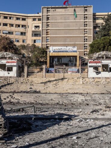 Bei russischen Luftangriffen nahe einer Klinik in Aleppo hat es Aktivisten zufolge Tote und Verletzte gegeben.