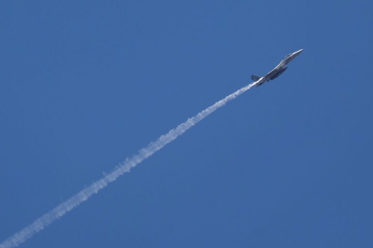 Israel greift nach dem Sturz Assads in Syrien Militärziele in dem Land an. (Symbolbild)