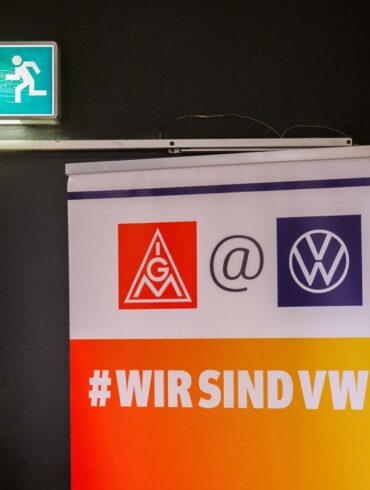 Im VW-Tarifstreit wird seit mehr als 60 Stunden um einen Kompromiss gerungen. (Archivbild)