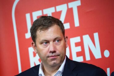 Musk wolle Deutschland ins Chaos stürzen, sagt SPD-Chef Lars Klingbeil. (Archivbild)