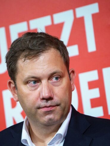 Musk wolle Deutschland ins Chaos stürzen, sagt SPD-Chef Lars Klingbeil. (Archivbild)