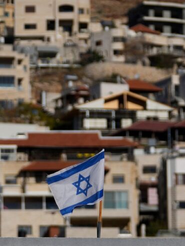 Israelische Flagge weht auf einem Dach nahe dem Grenzgebiet zwischen den Golanhöhen und Syrien.
