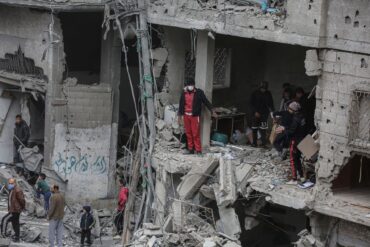 Bei einem israelischen Angriff auf ein Wohnhaus in dem Flüchtlingsviertel Nuseirat wurden nach palästinensischen Angaben mindestens 21 Menschen getötet.