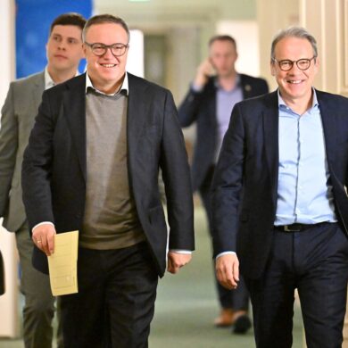 Thüringens CDU-Chef Mario Voigt, hier mit SPD-Landeschef Georg Maier, will Ministerpräsident werden - am liebsten im ersten Wahlgang. Dafür braucht er aber auch die Linke.