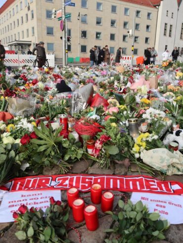 Der zentrale Gedenkort vor der Johanniskirche gleicht einem Blumenmeer.