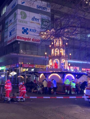 Einsatzkräfte von Rettungsdiensten und Feuerwehr sind im Einsatz auf dem Weihnachtsmarkt in Magdeburg.