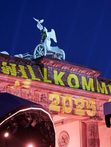 «Willkommen 2025» steht bei der Probe zur ZDF-Show am Brandenburger Tor.