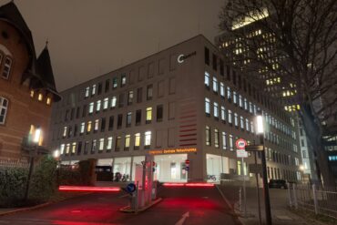 Die Frau wird nach Angaben ihres Sohnes in der Charité behandelt.