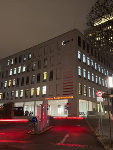 Die Frau wird nach Angaben ihres Sohnes in der Charité behandelt.