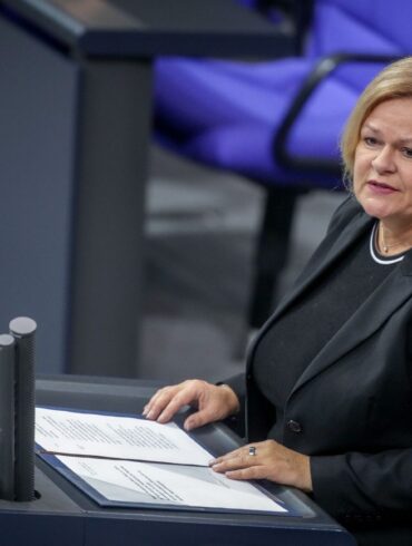 Bundesinnenministerin Nancy Faeser (SPD) verweist in ihrer Rede auf das Scheitern der Demokratie in der Weimarer Republik.