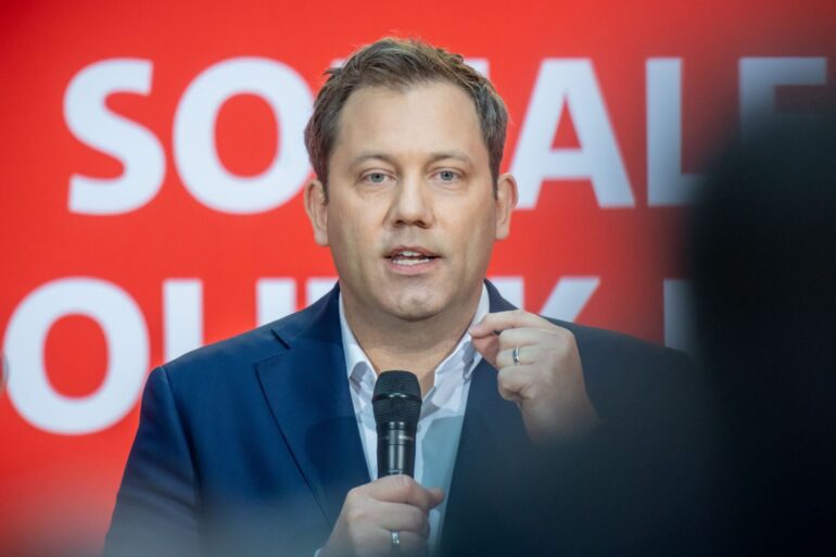 SPD-Chef Klingbeil fordert die Abschiebung von Asylbewerbern, die mit Terror drohen. (Archivfoto)