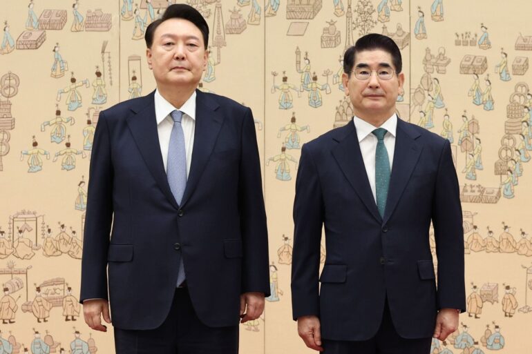 Südkoreas ehemaliger Verteidigungsminister Kim Yong Hyun (r) möchte die alleinige Verantwortung für Verhängung des Kriegsrechts übernehmen. (Archivbild)