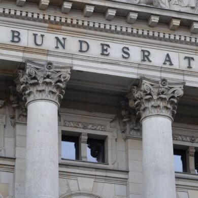 Der Bundesrat machte den Weg frei für eine Steuerentlastung und die Absicherung des Deutschlandtickets. (Archivbild)