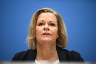 Bundesinnenministerin Nancy Faeser (SPD) hält sich derzeit in London auf. Bei ihren Gesprächen dort geht es vor allem um das Geschäft von Schleuserbanden, die irreguläre Migranten auf unsicheren Booten nach Großbritannien bringen. (Archivbild)