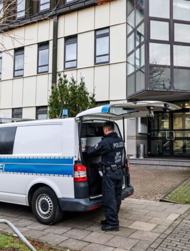 Durchsucht wurde unter anderem in einer Flüchtlingsunterkunft in Essen.