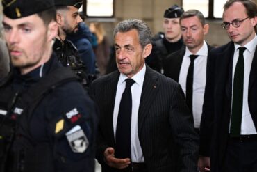 Frankreichs Ex-Präsident Sarkozy muss ein Jahr Haft mit Fußfessel verbüßen (Archivbild).