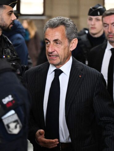 Frankreichs Ex-Präsident Sarkozy muss ein Jahr Haft mit Fußfessel verbüßen (Archivbild).
