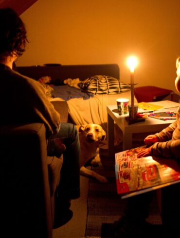 Wenn der Strom abgestellt ist, muss man sich mit Kerzen behelfen. (Illustration)