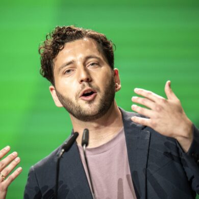 Grünen-Chef Banaszak will Merz kennenlernen. (Archivbild)