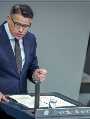 Für eine Mindestspeicherfrist von IP-Adressen spricht sich im Bundestag auch Hessens Ministerpräsident Boris Rhein (CDU) aus. Grüne und FDP sind dagegen.