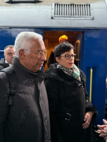 Der neue EU-Ratspräsident António Costa versprach der Ukraine bei seinem Besuch in Kiew, mit weiteren Sanktionen den Druck auf die russische Wirtschaft zu erhöhen.