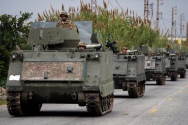 Libanesische Soldaten fahren in einem Konvoi im Südlibanon. (Archivbild)