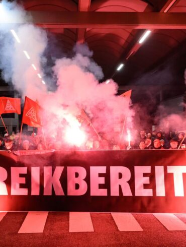 Zum Ende der Friedenspflicht bekunden Beschäftigte von Volkswagen ihre Streikbereitschaft.
