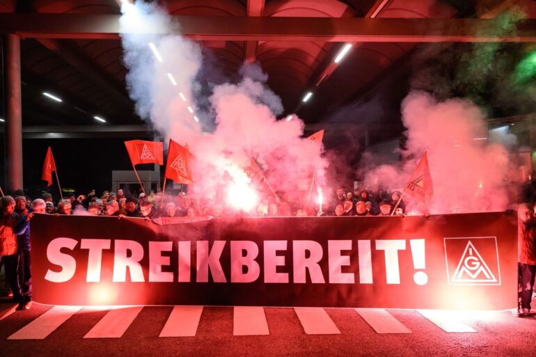 Zum Ende der Friedenspflicht bekunden Beschäftigte von Volkswagen ihre Streikbereitschaft.