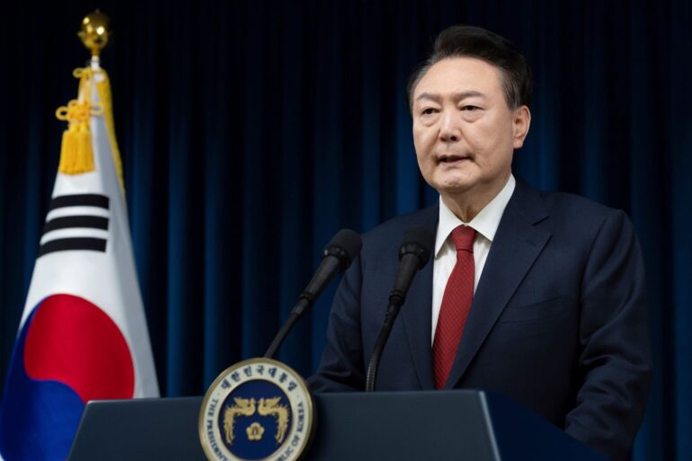 Der südkoreanische Präsident Yoon Suk Yeol spricht im Präsidialamt in Seoul, Südkorea. Am Montag hat das Justizministerium eine Ausreisesperre gegen Yoon verhängt. (Archivbild)