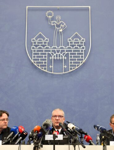 Polizei, Staatsanwaltschaft und Stadtbehörden informieren über den Ermittlungsstand.