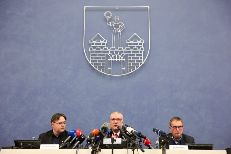 Polizei, Staatsanwaltschaft und Stadtbehörden informieren über den Ermittlungsstand.