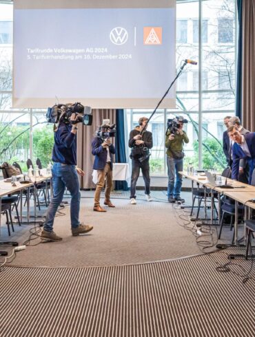 Vertreter von Volkswagen (r) und IG Metall (l) vor Beginn der fünften Tarifverhandlung in Hannover.