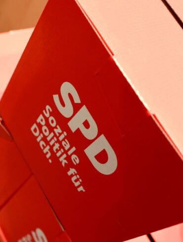 Nach Angaben der SPD wurde ein Parteimitglied zu Boden gestoßen und in Gesicht und Bauch getreten. (Symbolbild)