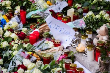 «Warum?» steht auf einem Zettel an einem Gedenkort für die Toten und Verletzten der Attacke.