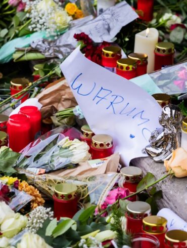 «Warum?» steht auf einem Zettel an einem Gedenkort für die Toten und Verletzten der Attacke.