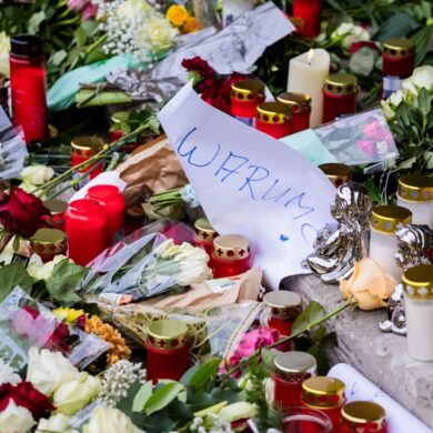 «Warum?» steht auf einem Zettel an einem Gedenkort für die Toten und Verletzten der Attacke.