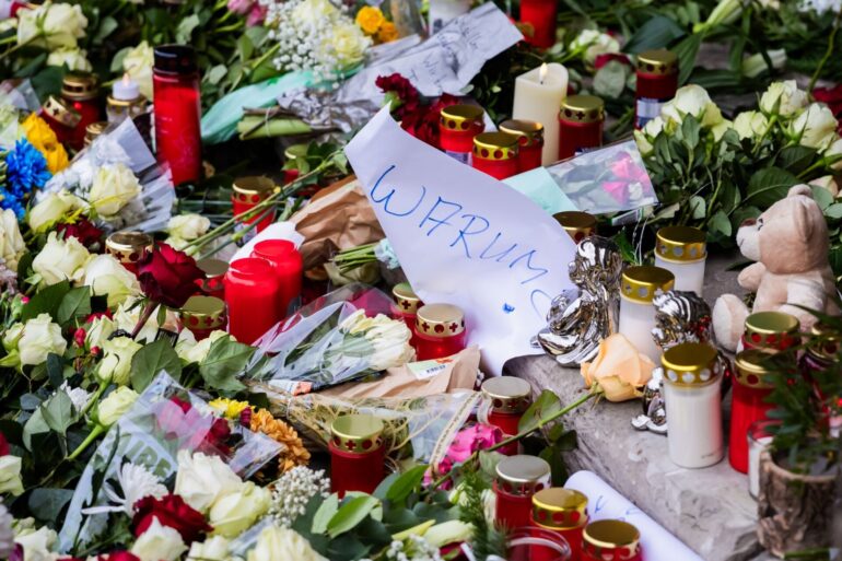«Warum?» steht auf einem Zettel an einem Gedenkort für die Toten und Verletzten der Attacke.