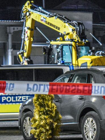 Der Bagger hat eine Schneise der Verwüstung hinterlassen.