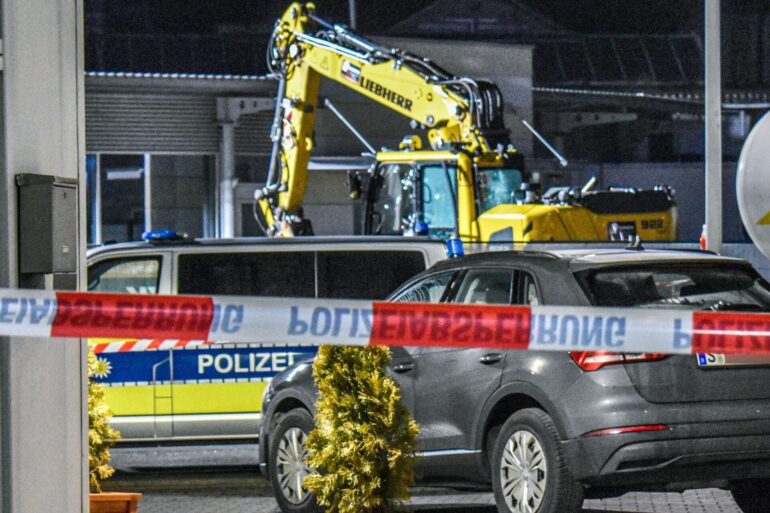 Der Bagger hat eine Schneise der Verwüstung hinterlassen.