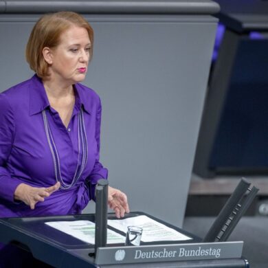 Bundesfamilienministerin Lisa Paus (Grüne) wurde dafür kritisiert, dass ihr Entwurf zu einem verbesserten Hilfsangebot für von Gewalt betroffene Frauen jetzt erst vorgelegt wurde.