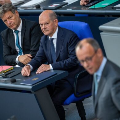 Misstrauische Blicke: Scholz und Merz sind längst im Wahlkampfmodus.