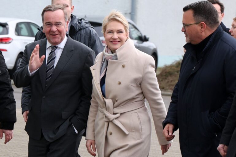 Minister Pistorius (li.), Ministerpräsidentin Schwesig und TKMS-Chef Burkhard auf Werftbesuch in Wismar.