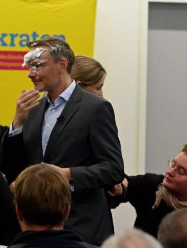 Der FDP-Vorsitzende Christian Lindner wurde mit Schaum beworfen.
