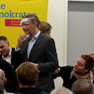 Der FDP-Vorsitzende Christian Lindner wurde mit Schaum beworfen.