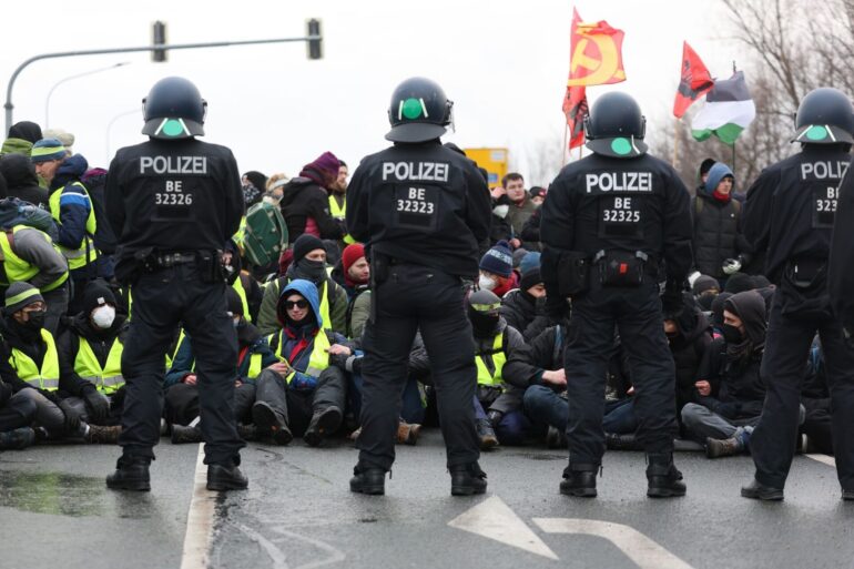 Die Polizei war in Riesa mit einem Großaufgebot vor Ort (Archivbild).