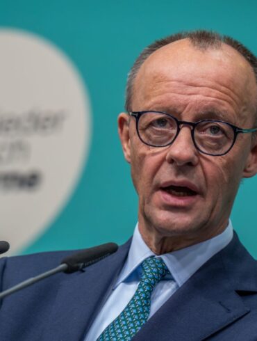 Unionskanzlerkandidat Merz will mit Bundestagsanträgen eine härtere Migrationspolitik erreichen.